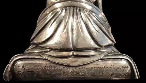 陈庆英指出铭文应译为：由六世夏玛巴红帽法王亲手制作
