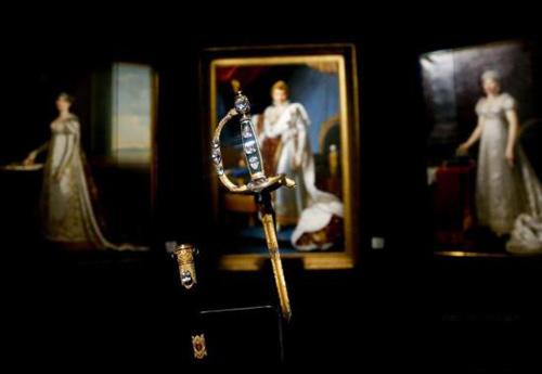    4月7日，北京 ，300余件中法艺术杰作亮相故宫博物院午门展厅，图为拿破仑“加冕之剑”。