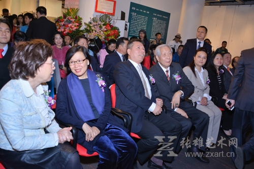 一众嘉宾出席参与开幕典礼(左起：袭中心女士、许晓晖副局长、黎寿康镇长、施子清先生、黄祉颖女士)