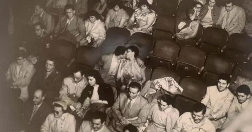 维吉《Audience in the Palace Theater》，1950年