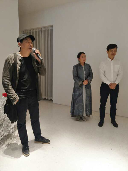  本次展览策展人之一收藏家王建育先生现场讲解展品