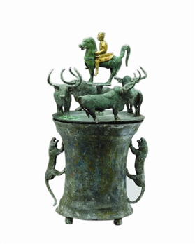 西汉青铜鎏金骑士牛虎贮贝器