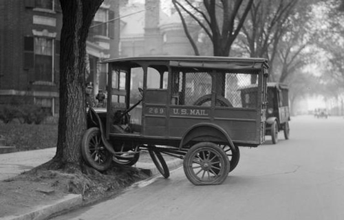 图为珍贵的黑白照片记录美国近百年前的奇葩车祸。