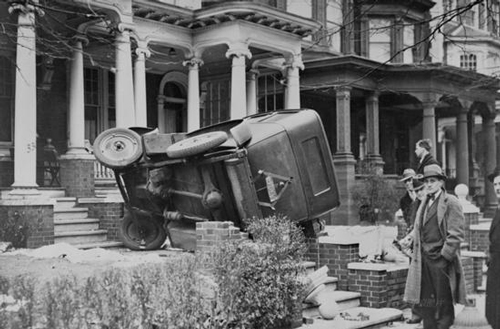 图为珍贵的黑白照片记录美国近百年前的奇葩车祸。