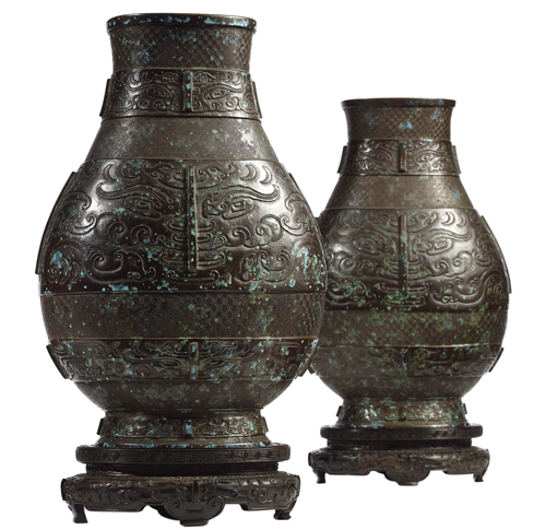 清乾隆仿铜釉饕餮纹出戟大壶（一对），成交价1930万港元