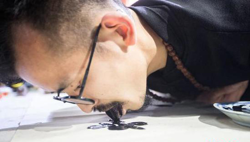 绝了！杭州民间艺术家用舌头绘制牡丹图
