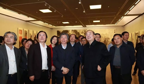 梁明与范迪安院长、徐里书记、张作兴书记、王来文副主席等陪同领导参观画展
