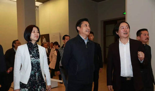 梁明与龙岩市副市长孙秋霞陪同中国文化部副部长董伟观展