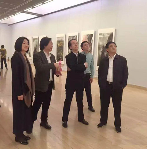 中国文联党组副书记左中一观展  梁明陪同中国文联副主席覃志刚