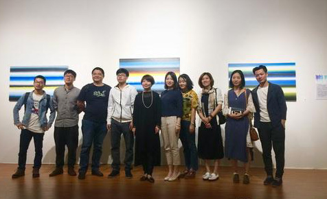 展览吸引众多艺术爱好者及藏家莅临现场。图为嘉宾合影