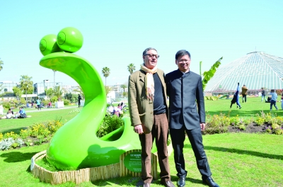 法国尼斯美术学院院长让·皮埃尔·西蒙到凤凰公园参加开幕式，与刘以林在雕塑《蛇》前合影。