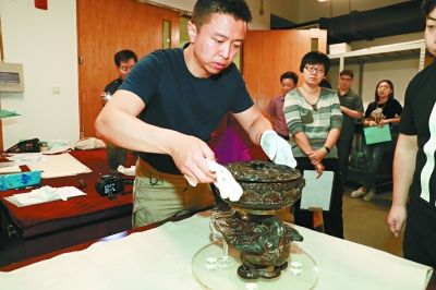 　工作人员正在点校文物。