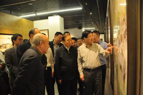         萧平老师在展览现场向嘉宾讲解。