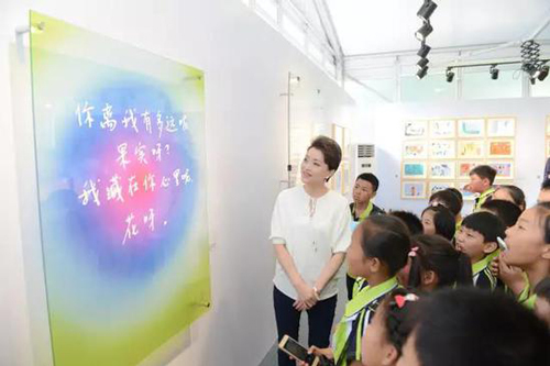 杨澜向孩子们介绍自己的作品《爱的种子》