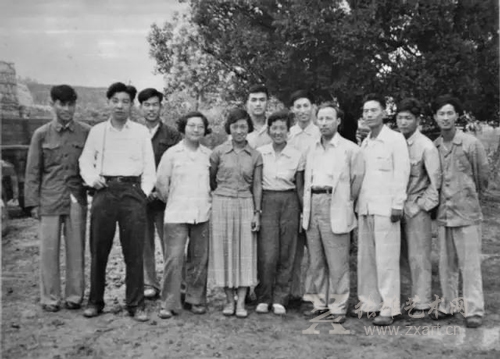 1957年7月在武汉东湖与马克西莫夫师生合影