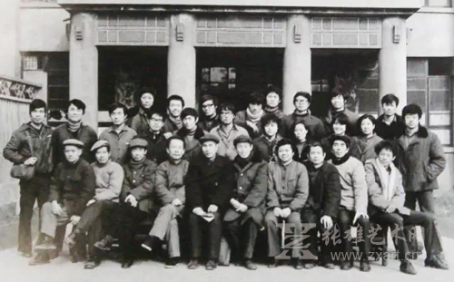 四川美院77级油画班毕业照