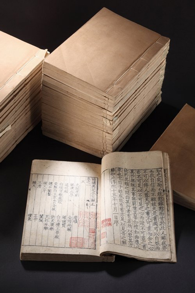 ■2012年匡时秋拍，“过云楼”藏书以2.16亿元成交。
