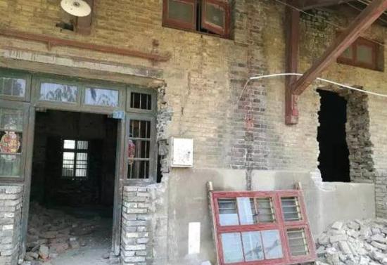   南京市百年文保建筑被剧组违规拆改。 黄 勇摄