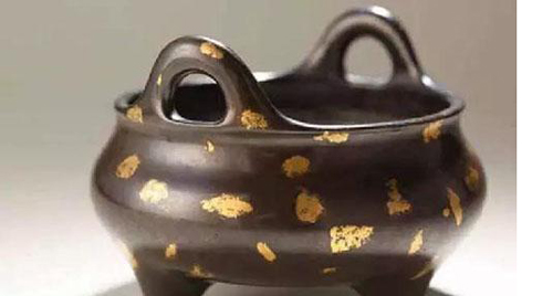 曾为王世襄珍藏的明崇祯冲天耳金片三足炉 2003 年首次上拍以 166.1 万元成交，7 年后，它再次现身拍场，又以1512万元成交，价格上涨了将近9倍