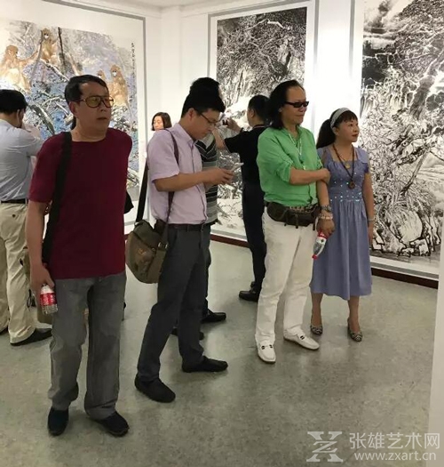 著名画家梁岩、曹晓凌观看展览