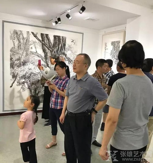 湖北省文联展览艺术部主任李乃蔚观看展览