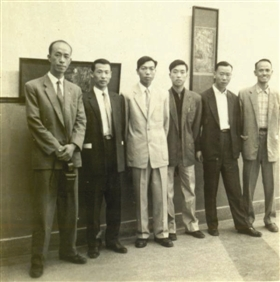  1959年11月1日，现代版画会成员（左起杨英风、秦松、施骅、李锡奇、江汉东、陈庭诗）于台北历史博物馆举行现代版画展