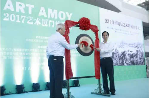 叶重耕（厦门市委常委、宣传部长，左） 郑道溪（原厦门市人大主任，右）为2017艺术厦门博览会开幕敲锣