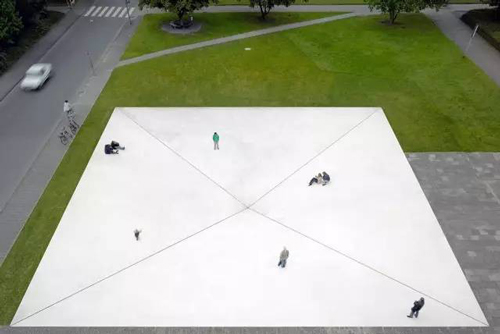  自1977年首届展览布鲁斯·瑙曼作品《Square Depression》曾在1977与2007两届“雕塑计划—明斯特”上展览，摄影：Roman Mensing