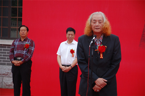        艺术天成书画院院长王仲在开幕式上讲话