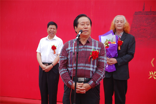 艺术天成书画院艺术顾问、现代工笔画院院长王天胜在开幕式上讲话