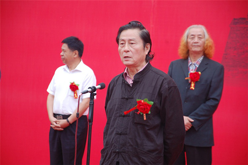 艺术天成书画院院长易洪斌宣布展览开幕