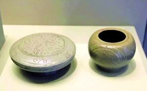     左 越窑青釉刻花盒（北宋，960~1127）右 越窑青釉刻花罐（五代-北宋，907~1127）