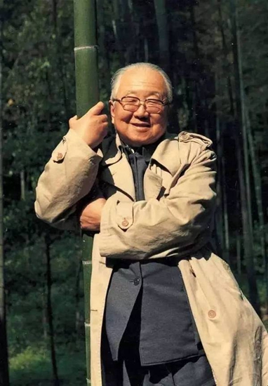 启功先生在杭州抱着竹子拍照留念