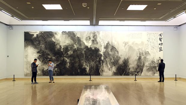 泼墨长卷《闽壑烟岚》在中国美术馆展示现场