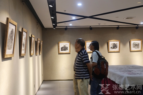 柳州市文联副主席、调研员蓝建军一行友人参观馆内正在举办的展览