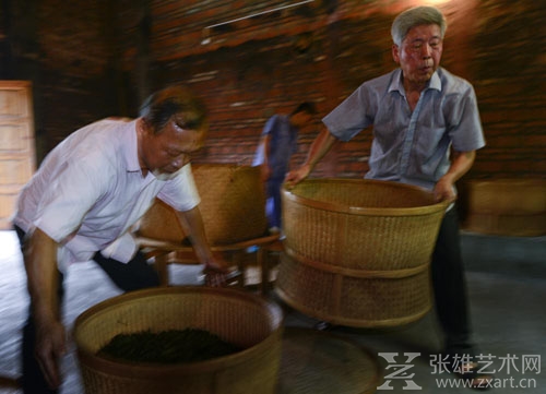 △陈德华，武夷山大红袍制作技艺国家级传承人，被誉为“大红袍之父”。