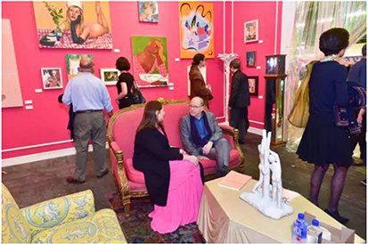 艺术评论人杰瑞·索尔兹（Jerry Saltz）在策展人杰弗里·戴奇（Jeffrey Deitch），2017在军械库上的展位“ 史提海莫倒塌的时间胶囊“。图片：Courtesy Sean Zanni， ? Patrick McMullan　　