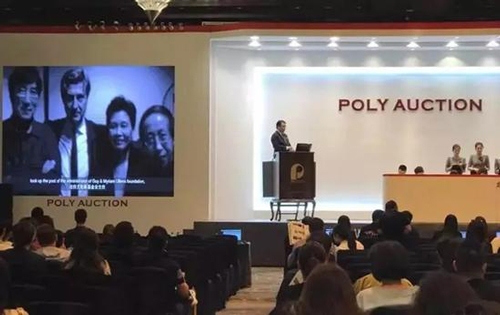 在“尤伦斯男爵珍藏中国当代艺术”拍卖现场的视频介绍环节，一张记录费大为（左一）与尤仑斯合作的历史照片赫然登上荧屏