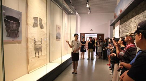        讲解员介绍展品《西周毛公鼎拓轴》。