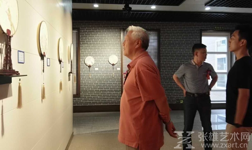 中国美术家协会会员、北京教育学院赵志田教授驻足于画作前