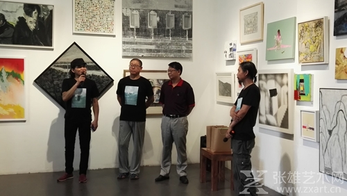 左起策展人韦宏山、评委张朝晖、人民大学艺术研究员王东胜、恩来美术馆馆长艺术总监朱学文