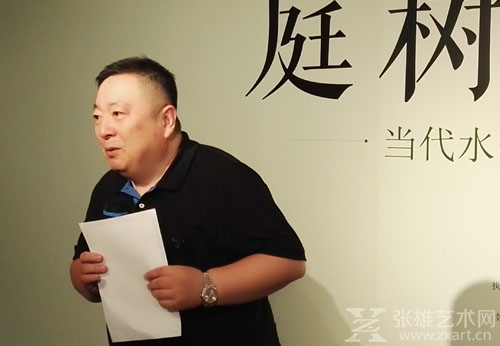   开幕仪式由著名主持人董浩主持