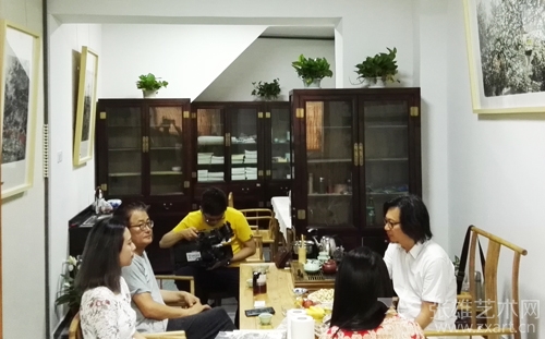 胡明德先生与前来祝贺的好友互相交流
