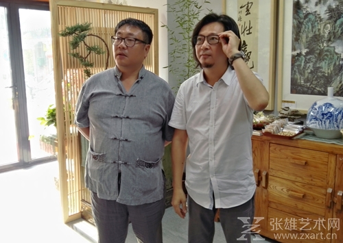 中国人民大学画院副院长王乘（左）与艺术家胡明德合影（右）