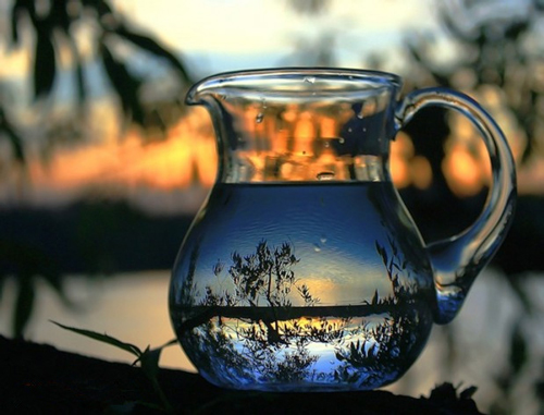 浓缩在杯中的风景倒影极具视觉美感！