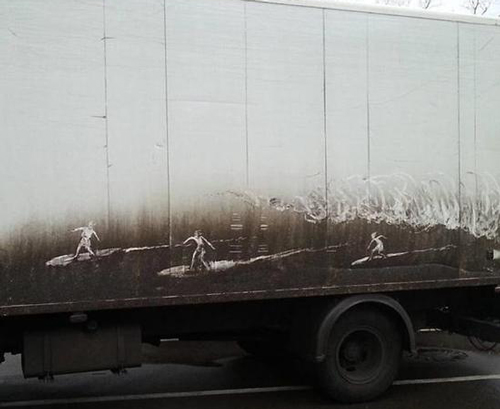一幅经过艺术家煞费苦心创作的蚀刻画展示了三名冲浪爱好者在一辆脏兮兮的卡车上冲浪。