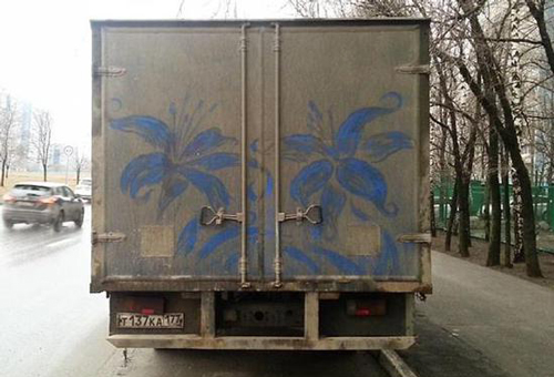不局限于黑白，Golubev精心制创作了一对盛开的蓝色鲜花。
