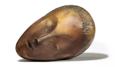 康斯坦丁・布朗库西 (1867-1957) 《沉睡的缪斯》 铜雕 铜锈 金箔 长 26.7 cm. 原大理石版本1909至1910年作；此铜雕1913年铸 成交价：美元 57,367,500 印象派及现代艺术晚间拍卖，纽约， 2017年5月