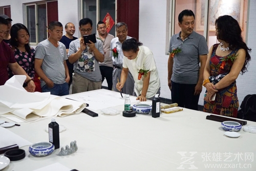 艺术家现场泼墨挥毫