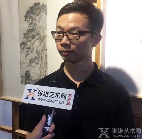 主办方画家吴釗老师接受采访